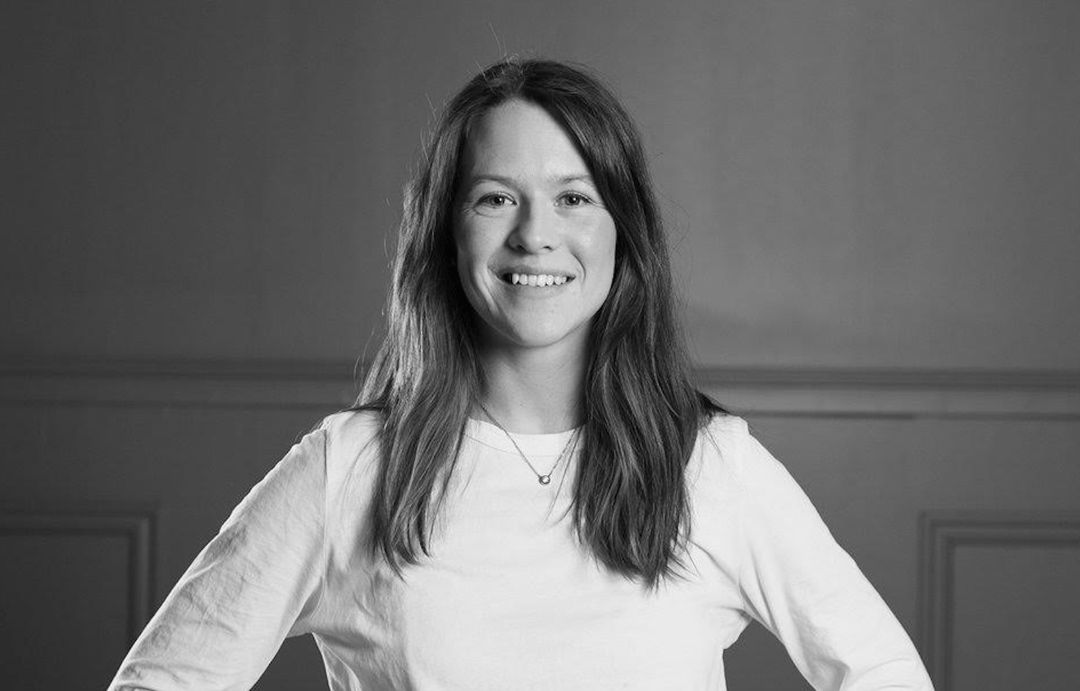 Svartvit bild på Sanna Fjellström från Folkhälsomyndigheten