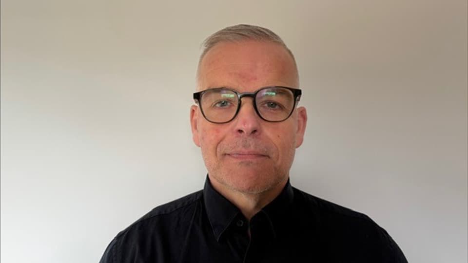 Person som står framför en vit bakgrund