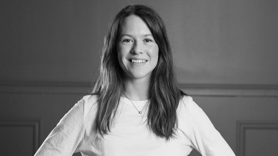 Svartvit bild på Sanna Fjellström från Folkhälsomyndigheten
